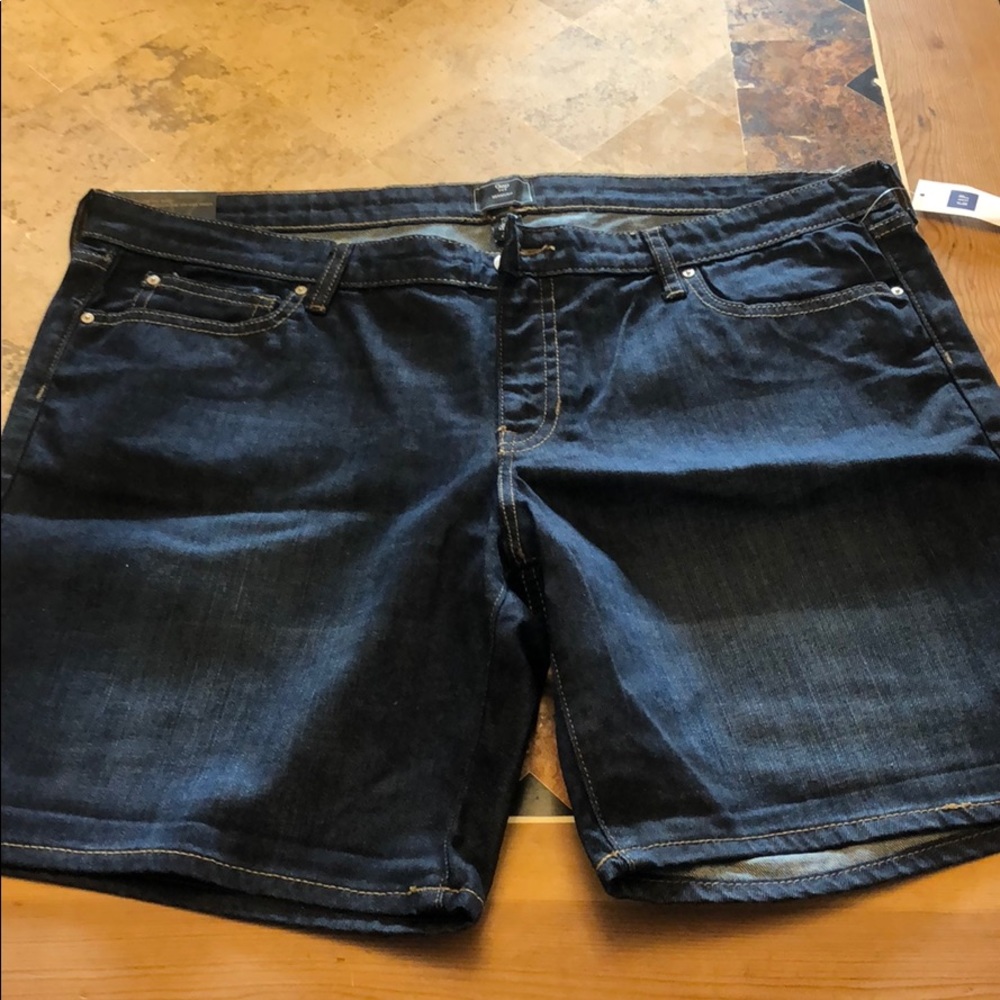 Gap women Bermuda shorts new with tags never worn